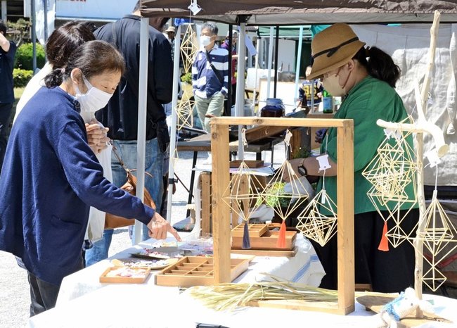 手作り雑貨を品定めする来場者＝島根県吉賀町柿木、道の駅かきのきむら周辺