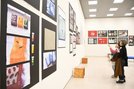 広告作品の鑑賞を楽しむ来場者＝松江市袖師町、島根県立美術館