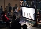バリ島伝統の人形影絵芝居を鑑賞する来場者＝島根県美郷町粕渕、みさと館