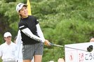 １番でティーショットを放ち、打球の行方を追う成沢祐美＝2日、大山平原ゴルフクラブ