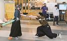 体験会でサッセンを楽しむ参加者＝４月、北九州市