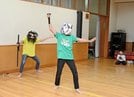 面をかぶって稽古する宮能煌大君（左）と大誠君＝松江市内中原町の市立内中原小学校