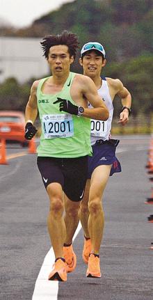 後続の選手と競り合う大崎翔也（手前）＝松江市美保関町下宇部尾