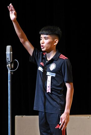 選手宣誓する国学院大の上原琉翔主将＝出雲市民会館