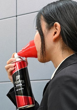 スポーツ用に市販される酸素缶。新型コロナウイルスの自宅療養者は酸素缶をあてにせず、体調に変化があれば素早く保健所などに連絡を入れる必要がある