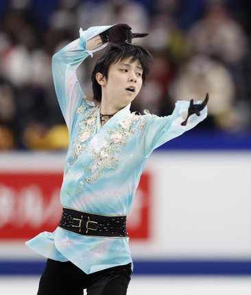 フィギュアスケート全日本選手権の男子フリーで演技する羽生結弦選手＝2021年12月