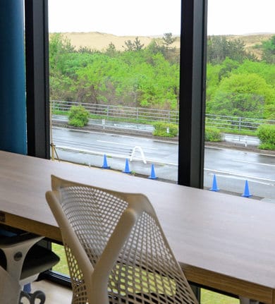 ２階のワークスペースからは鳥取砂丘を眺望できる