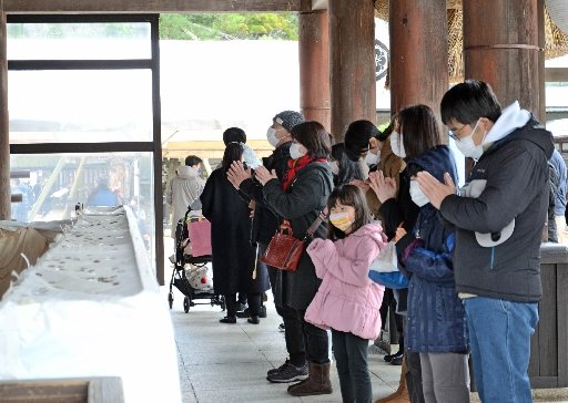 拝殿前で無病息災を祈る参拝客＝出雲市大社町杵築東、出雲大社