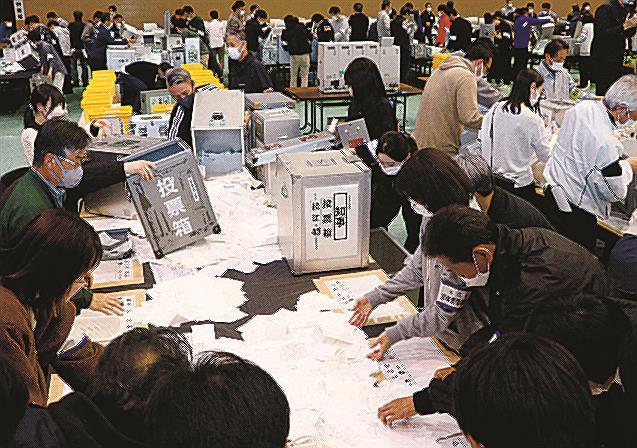 島根県知事選の開票作業を始める松江市の職員ら=9日午後9時、松江市学園南1丁目の市総合体育館