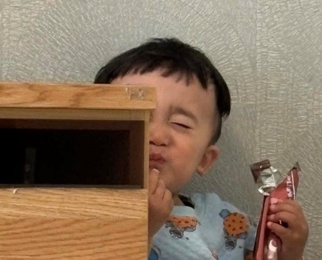 「隠れて幸せそうに食べてる息子がかわいすぎる…笑」(画像提供:おとやんママさん @__t_miki.0108 )