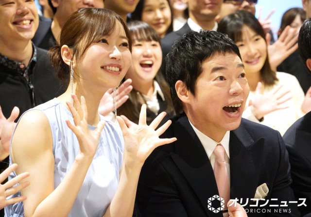 Amazon入社式にサプライズ登場した(左から)指原莉乃、今田耕司 (C)ORICON NewS inc.