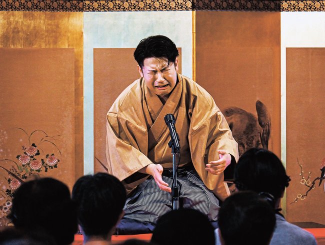 「粗忽長屋」を披露する夏風亭あっ晴さん＝益田市七尾町、妙義寺