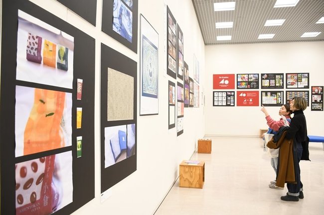 広告作品の鑑賞を楽しむ来場者＝松江市袖師町、島根県立美術館