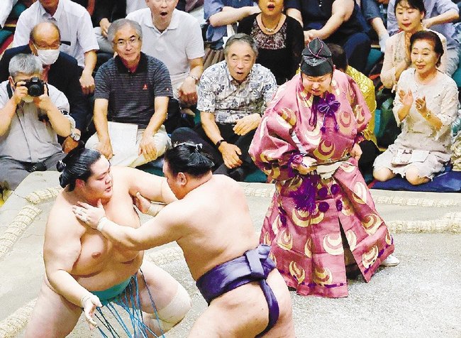 土俵を務める第３８代木村庄之助＝両国国技館