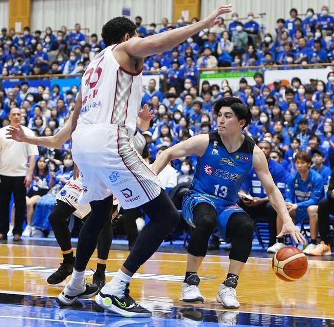 【第１０戦・島根－川崎】第１クオーター、島根の津山尚大がドリブルで攻め込む＝カミアリーナ