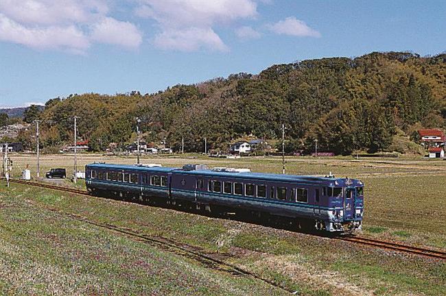 ７日にＪＲ木次線で運行を始める観光列車・あめつち＝雲南市加茂町大西