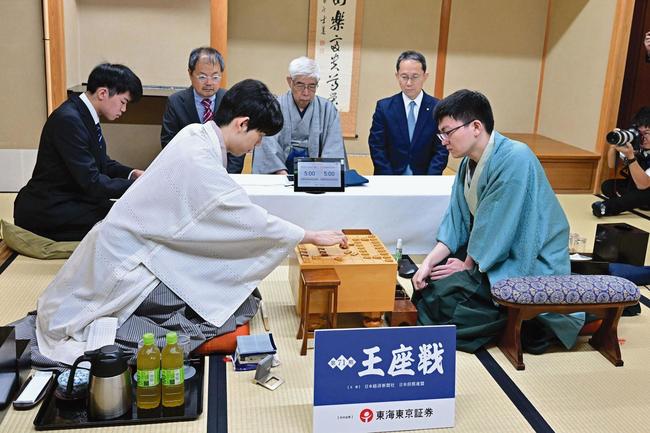 第７１期王座戦５番勝負第４局に臨む藤井聡太七冠（左）と永瀬拓矢王座＝１１日午前、京都市（日本将棋連盟提供）