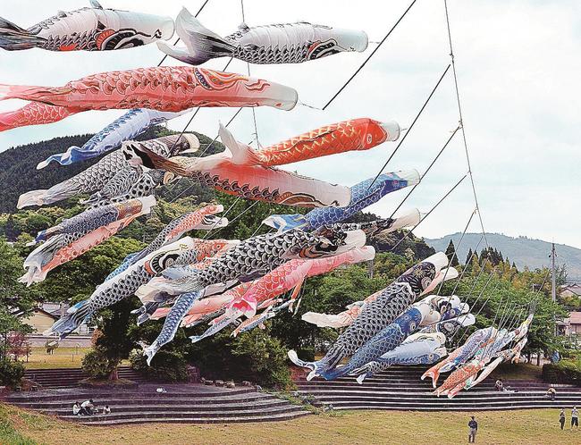 風を泳ぐこいのぼり＝松江市八雲町日吉、日吉公園