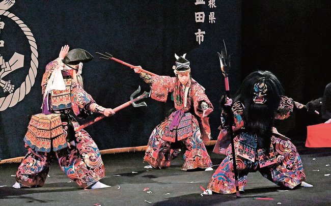 創作神楽演目「柿本人麿伝」を披露する高津神楽社中＝益田市有明町、島根県芸術文化センター・グラントワ
