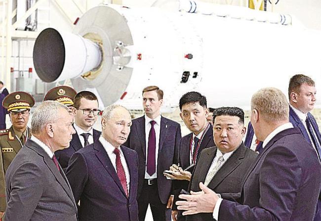 ロシア極東アムール州のボストーチヌイ宇宙基地を視察するプーチン大統領（前列左から２人目）と金正恩朝鮮労働党総書記（同３人目）＝１３日（ＡＰ＝共同）
