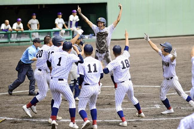 全国高校野球選手権鳥取大会決勝で米子松蔭に九回サヨナラ勝ちし、喜ぶ鳥取城北ナイン。「７回制」が導入されれば、延長にならない限り九回の攻防はなくなる＝７月25日、鳥取市