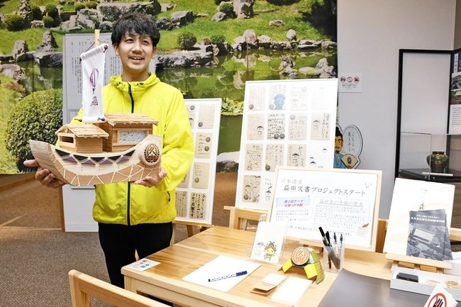船型のポストを手に手紙の応募を呼びかける柴田健治さん＝益田市本町、市立歴史文化交流館・れきしーな