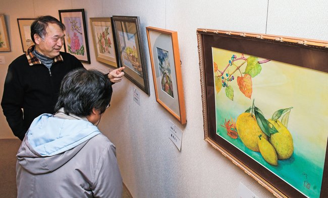 来場者に作品を解説する大森幹雄さん（左）＝出雲市西平田町、ギャラリー「ハンド＆ハンド」