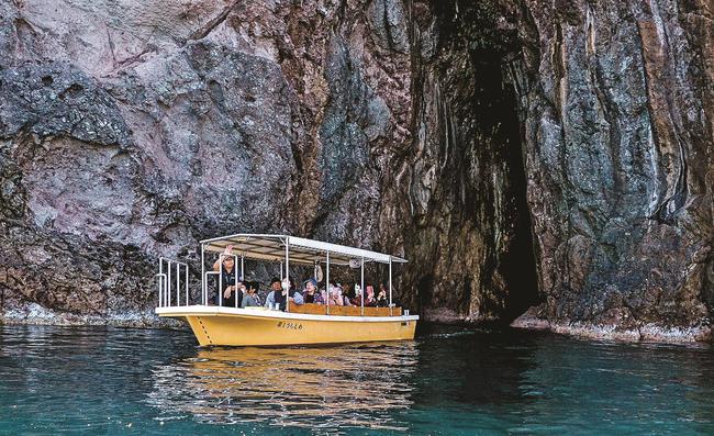 遊覧船で龍神洞を巡る観光客＝鳥取県岩美町羽尾