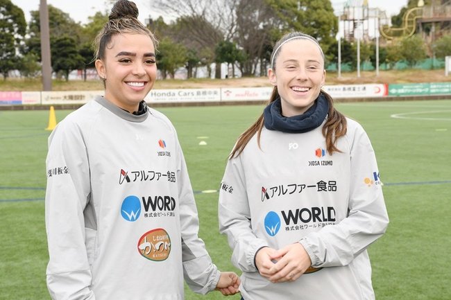 ディオッサ出雲ＦＣで活躍するタイス・フェへ選手（左）とスペナザット・ラウラ選手