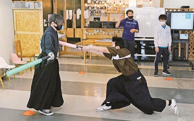 体験会でサッセンを楽しむ参加者＝４月、北九州市