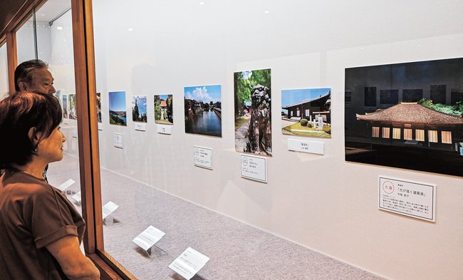 構成文化財の写真を鑑賞する来館者＝益田市本町、歴史文化交流館れきしーな