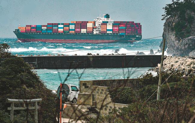 島根県隠岐の島町久見地区の沿岸から0・8㌔の海上で止まった大型コンテナ船=1日午後2時41分