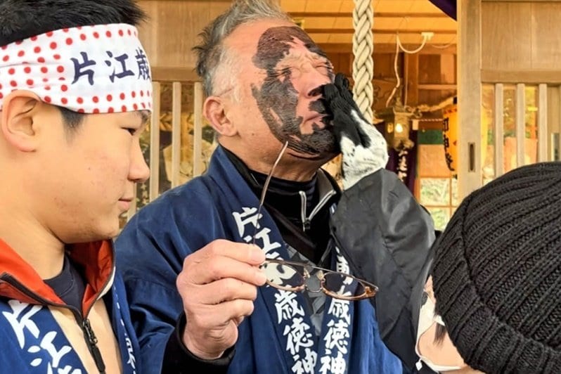 動画】4年ぶり「墨付けとんど」 無病息災祈り顔中に墨 松江・美保関