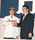 佐々岡真司監督（右）と握手を交わすドラフト２位の森翔平投手＝広島市中区、リーガロイヤルホテル広島