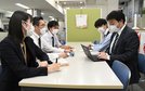 マスクを着用して打ち合わせをする島根県職員＝2023年11月7日、松江市殿町、島根県庁