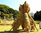 ヨズクハデを製作する西田ヨズクハデ保存会のメンバー＝大田市温泉津町西田