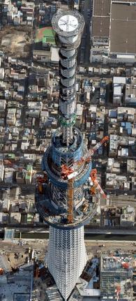 完成時の高さ６３４㍍に到達した建設中の東京スカイツリー。「プロジェクトX」復活第1弾ではスカイツリーが取り上げられた＝２０１１年３月、東京都墨田区で共同通信社ヘリから