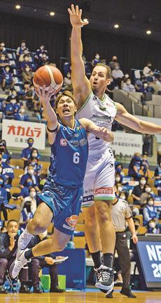 【第４戦・島根｜北海道】第１クオーター、島根の北川弘がシュートを決め、〓（?）｜〓（?）とする〓（?）松江市総合体育館〓（?）