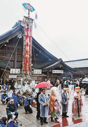 八足門の前で吉兆幡を掲げ、大社神謡を奉納する参加者＝出雲市大社町杵築東、出雲大社