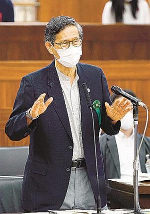 参院厚労委の閉会中審査で答弁する新型コロナウイルス感染症対策分科会の尾身茂会長＝１６日午前