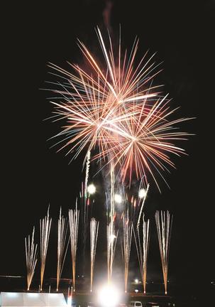 出雲神話まつりで打ち上げられた花火=出雲市大津町