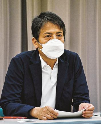 鳥取こども学園の資料について語る小池桂教授＝鳥取市東町２丁目、鳥取県立博物館