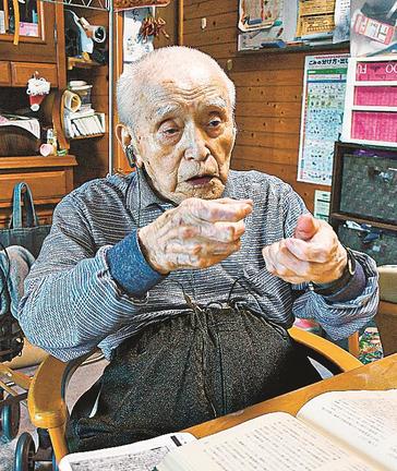 身ぶり手ぶりを交えて戦地の様子を振り返る難波和夫さん＝島根県飯南町上来島