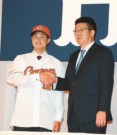 佐々岡真司監督（右）と握手を交わすドラフト２位の森翔平投手＝広島市中区、リーガロイヤルホテル広島