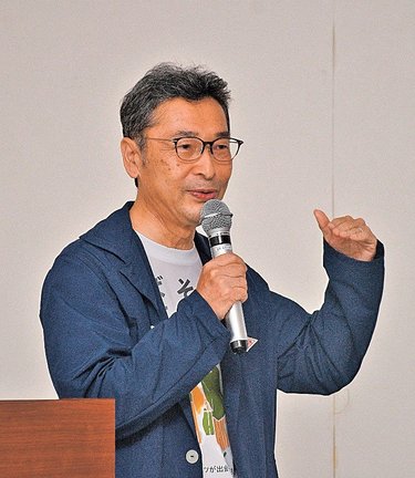 小泉八雲やセツについて語る小泉凡さん＝松江市殿町、島根県民会館