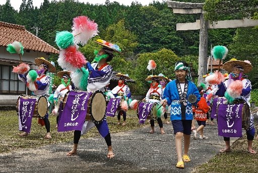 田植え歌に合わせ、太鼓をにぎやかに打ち鳴らすはやし手たち＝島根県川本町南佐木、三原八幡宮
