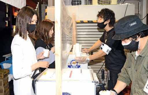 生ビールをふるまう実行委員のメンバー（右）＝松江市伊勢宮町