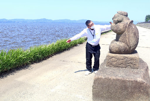 昨年夏の台風後、大きく後ずさりした亀の石像＝松江市宍道町昭和