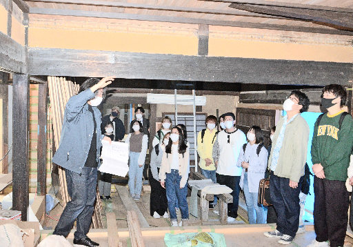 旧松原家住宅の内部を見学する県立大の学生＝大田市大森町