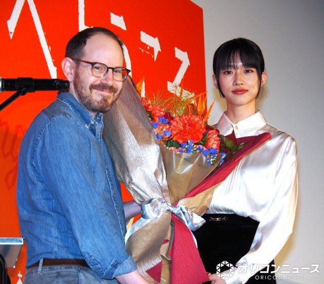 映画『エディントンへようこそ』ジャパンプレミア舞台あいさつに登壇した(左から)アリ・アスター監督、河合優実 (C)ORICON NewS inc.